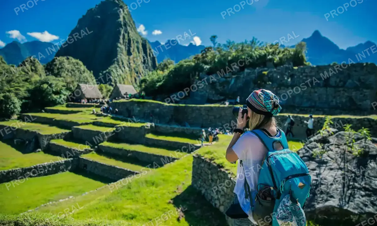Caminhante olhando Machu Picchu do alto