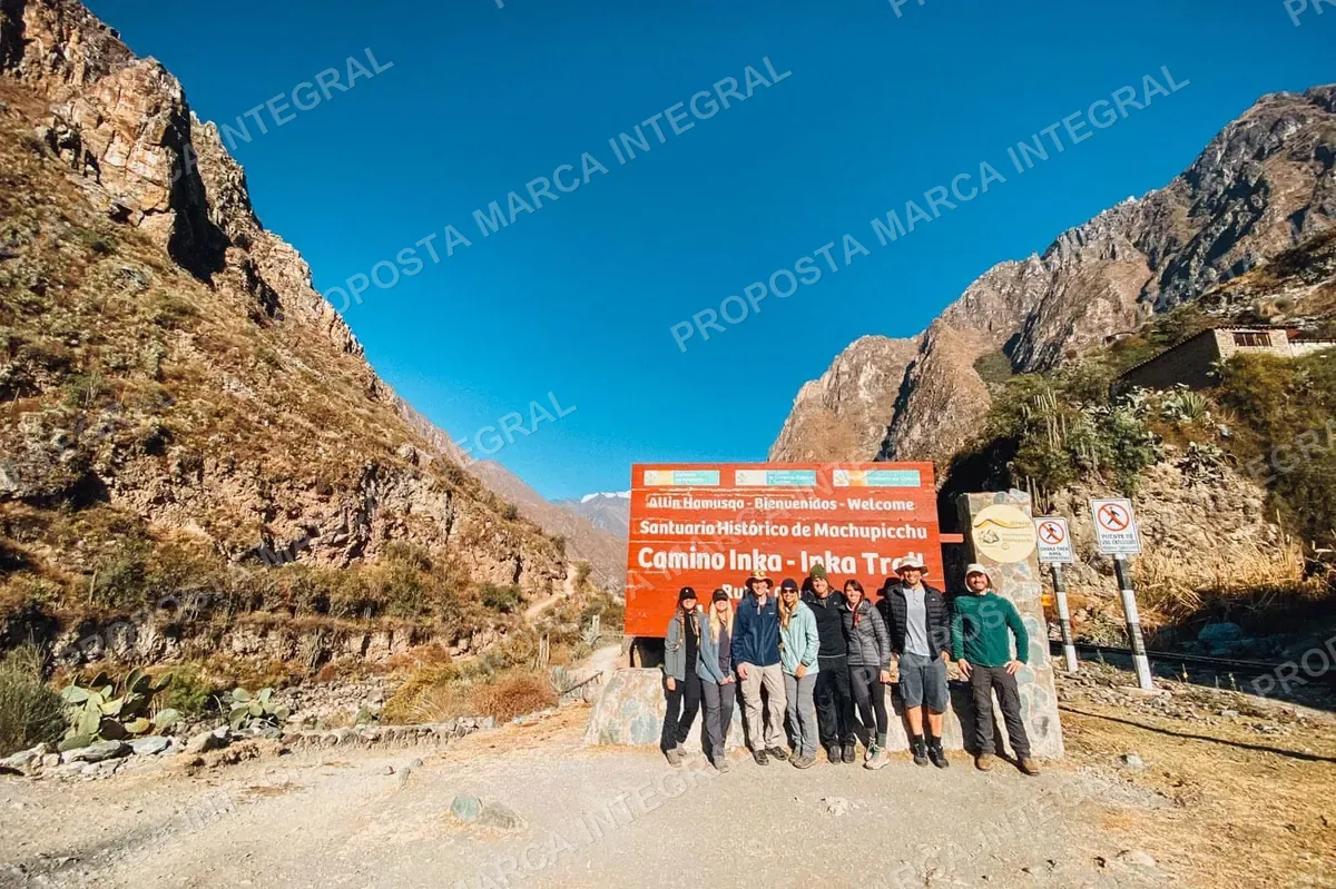 Grupo da Inca Peru Travel no início da Trilha Inca, no km 82