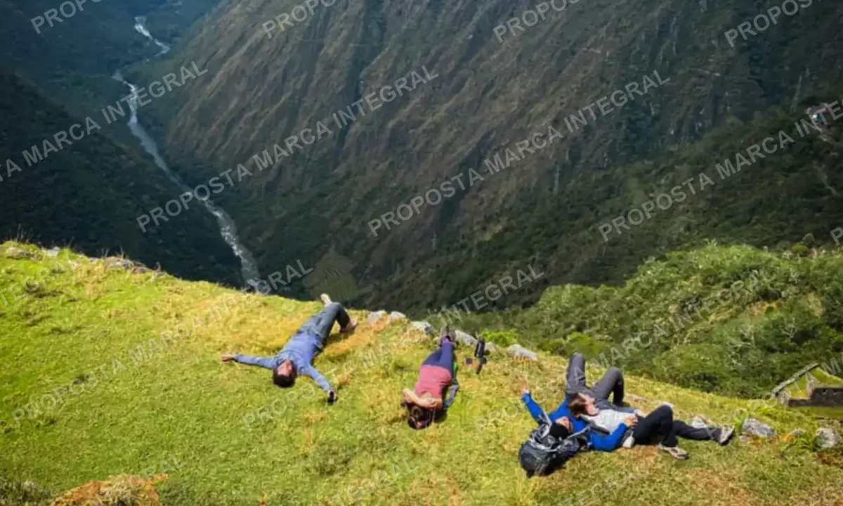 Caminhantes descansando no alto da Trilha Inca